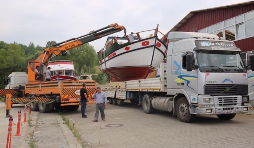 Bartın Belediyesi Gazhane Kültür Parkında sergilenecek Bartın Çektirmesinin yapımı tamamlanarak sergileneceği havuzun içine yerleştirildi.