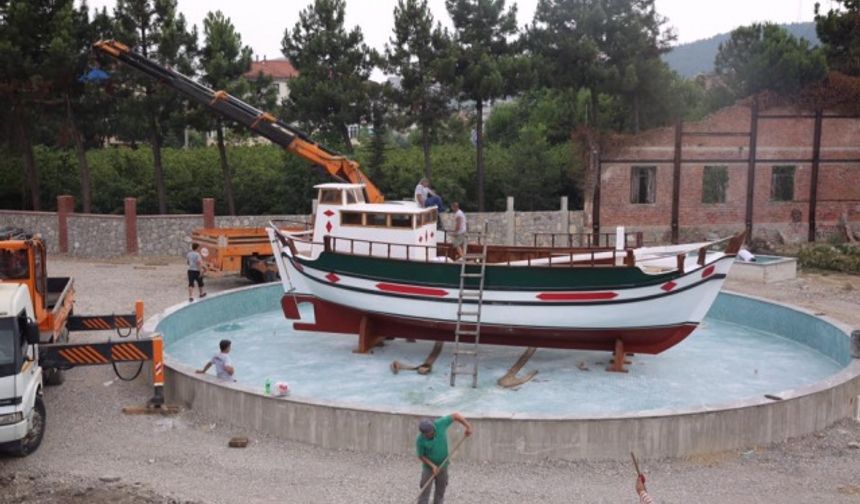 Bartın Belediyesi Gazhane Kültür Parkında sergilenecek Bartın Çektirmesinin yapımı tamamlanarak sergileneceği havuzun içine yerleştirildi.