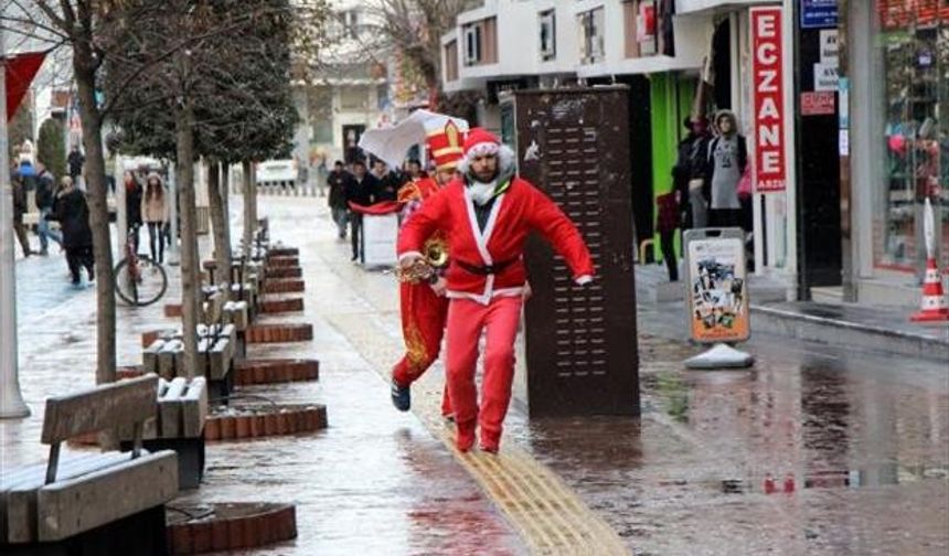 Bolu&#039;da Bbp&#039;lilerden &#039;Noel Baba&#039; Piyesli Yılbaşı Protestosu Mutlu YUCA DHA