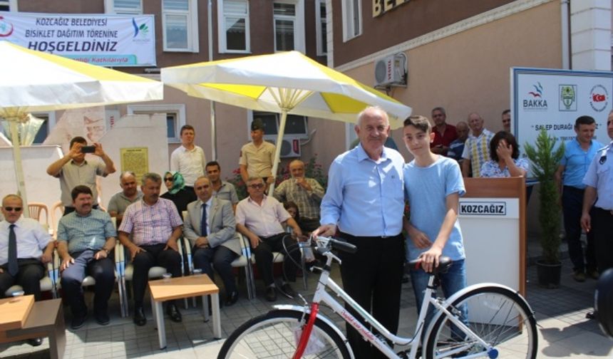 Bartın&#039;da Sağlık Bakanlığı ve Kozcağız Belediyesi’nin ortaklaşa düzenlemiş olduğu bisiklet dağıtım töreninde, orta ve lise çağında dereceye giren öğrencilere yaklaşık 166 adet bisikletin dağıtımı yapıldı.