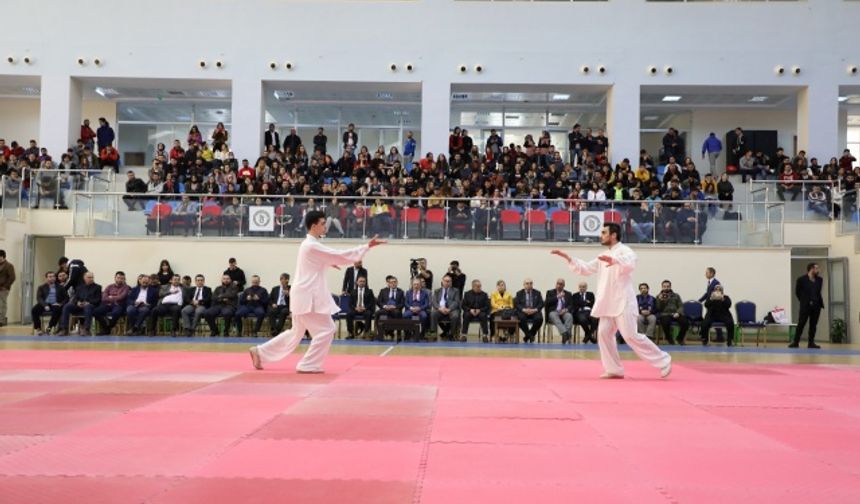 Bartın Üniversitesi ev sahipliğinde Türkiye Wushu Kung Fu Federasyonu iş birliğinde gerçekleştirilen etkinlikle 7 Wushu Kung Fu Dünya Şampiyonu milli sporcu Bartın’a geldi.