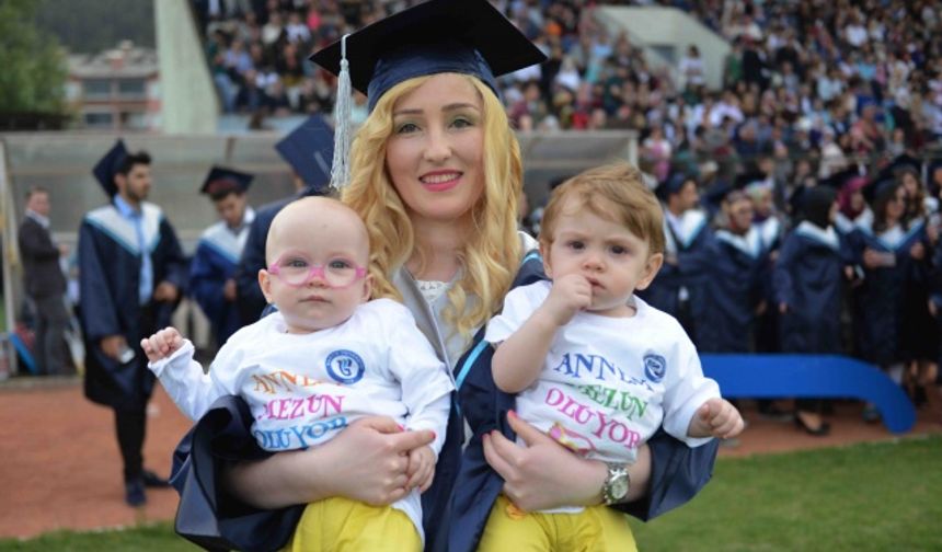 Bartın Üniversitesi’nin 9’uncu mezuniyet töreninde 3 bin 377 öğrenci mezun olmanın sevincini yaşadı.