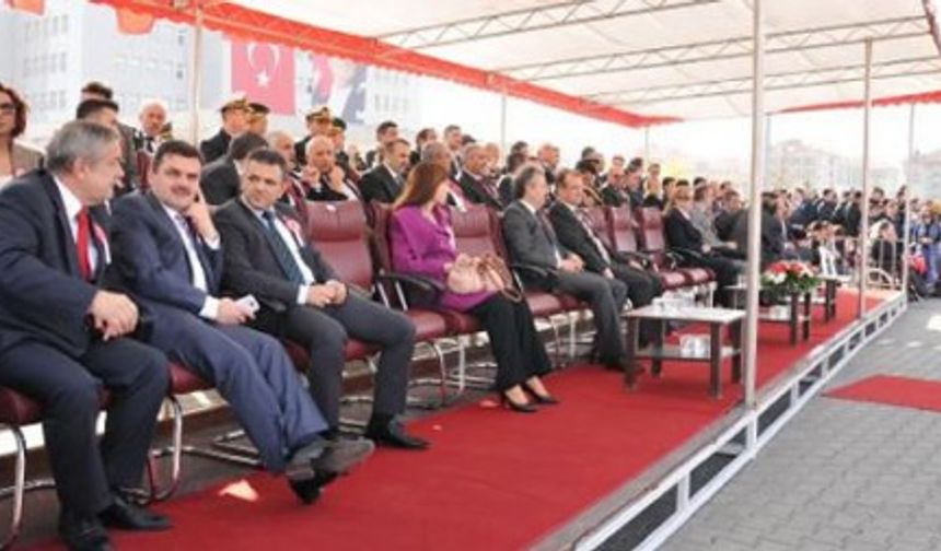 BARTIN SEHIT AILELERI VE GAZILERI YARDIMLASMA DERNEGI BASKANI HAYRETTIN GENCEL, CUMHURIYET BAYRAMI KUTLAMALARINDA PROTOKOL TRIBUNUNDE OTURDUGU EN ON SIRADAN KALDIRILIP BIR ARKA SIRADA OTURMASI ISTENILMESINE TEPKI GOSTEREKEK MADALYASINI CEBINE KOYUP TORENI TERK ETTI. FOTO-AYHAN ACAR-BARTIN-DHA