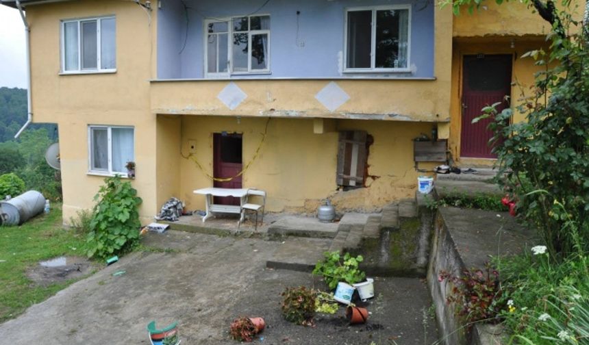 2 GUNLUK EVLI RAMAZAN CETIN, BABASI AHMET CETIN&#039;I (FOTOGRAFTAKI) SOPA ILE DOVEREK OLDURDU. FOTO-AYHAN ACAR-BARTIN-DHA