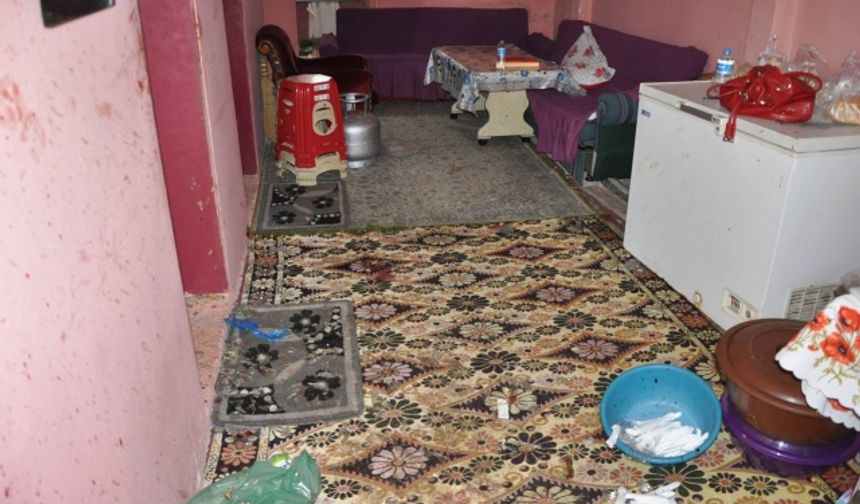 RAMAZAN CETIN, ALT KATTA ESINI ODAYA KILITLEYIP EVDEKI ESYALARI DAGITTI, BABASI AHMET CETIN&#039;I DOVEREK OLDURDU. FOTO-AYHAN ACAR-BARTIN-DHA