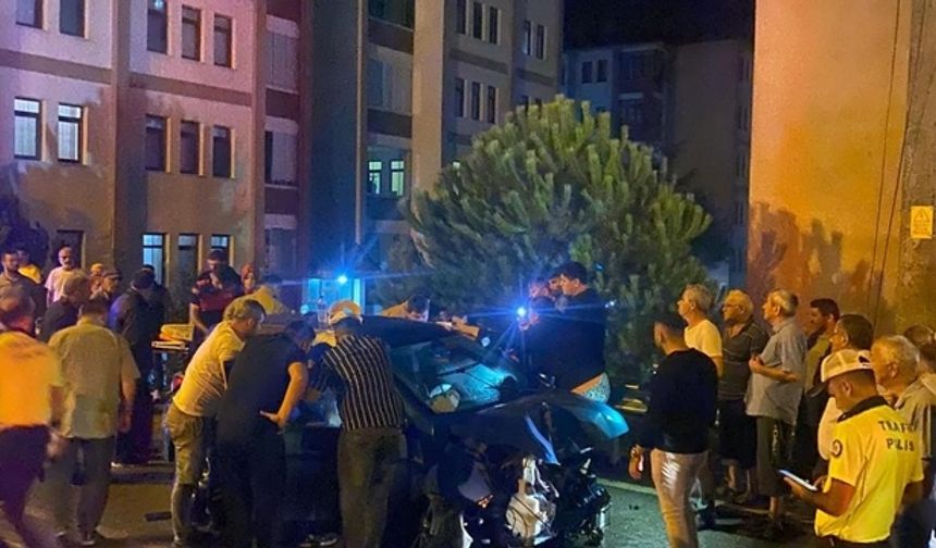 BARTIN’da, bariyerlere çarpan otomobilin sürücüsü Esin A. (36) ve kızı Filiz A. (13) yaralandı. Kaza, güvenlik kamerasına yansıdı.