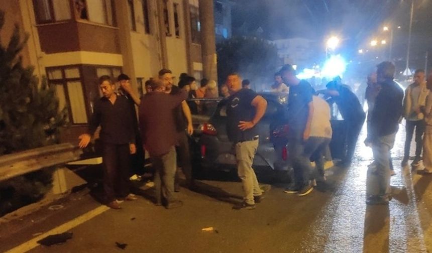 Kaza, gece saatlerinde Bartın-Amasra kara yolunun Arıt Kavşağı mevkisinde meydana geldi. Bartın istikametine giden Esin A. yönetimindeki 74 AAP 300 plakalı otomobil, kavşakta sürücüsünün kontrolünden çıktı.