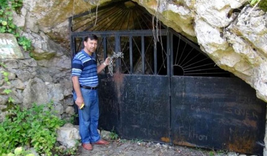 BARTIN'IN AMASRA ILCESI'NDE BULUNAN GURCUOLUK MAGARASI TABIAT PARKI ILAN EDILIRKEN, KAPISI KILITLI MAGARA TURIZME KAZANDIRILMAYI BEKLIYOR. MAGARADA 8 YIL ONCE YAPILAN LAMBALAR KIRILIRKEN, JENERATORUN ISE PARCALARI CALINDI. FOTO-AYHAN ACAR-BARTIN-DHA