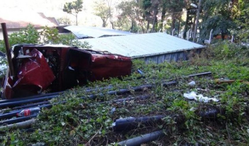 BARTIN'DA OTOMOBILIN UCURUMA YUVARLANMASI SONUCU 5 KISI YARALANDI. FOTO-AYHAN ACAR-BARTIN-DHA