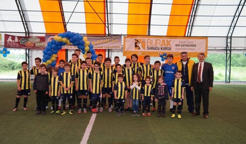 Arena Halı Saha Tesisleri&#039;nde Bartın Fenerbahçe Futbol Okulunun açılış töreni yapıldı.