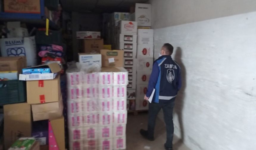 Bartın&#039;ın Kozcağız beldesinde zabıta ekipleri marketlerin depolarında ve etiket raf fiyatlarında denetimlerini gerçekleştiriyorlar.