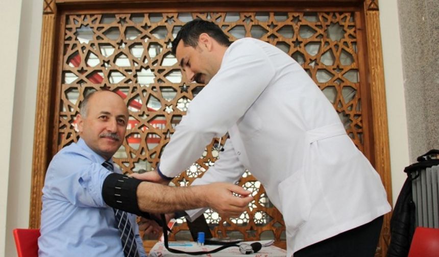 Bartın Valiliği Koordinasyonunda Türk Kızılayı Bartın Şubesi’nin Karabük Kan Merkezi ile yürütmüş olduğu kan bağışı etkinliğine destek vermek amacıyla katılan Vali Seyfettin AZİZOĞLU, kan bağışında bulundu.