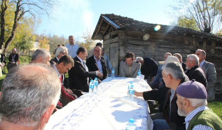 Belediye Başkanı Cemal Akın, Karaköy Mahallesi Zeybekler Mevkii'nde düzenlenen yemeğe katıldı. Mahallede büyük bir ilgi ile karşılanan Belediye Başkanı Cemal Akın, yaklaşık yüz kişiyle tek tek ilgilenerek sohbet edip, sorunlarını dinledi.