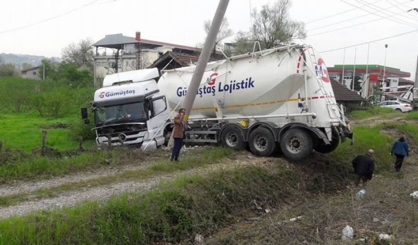 Bartın&#039;da meydana gelen kazada bir tır yoldan çıkarak elektrik direğine çarptı. Foto: Mehmet Özen