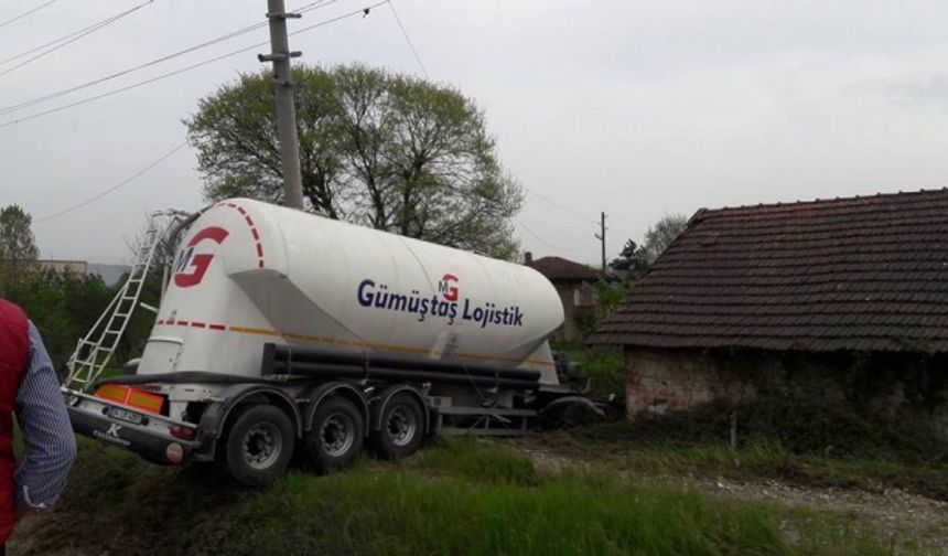 Bartın&#039;da meydana gelen kazada bir tır yoldan çıkarak elektrik direğine çarptı. Foto: Mehmet Özen