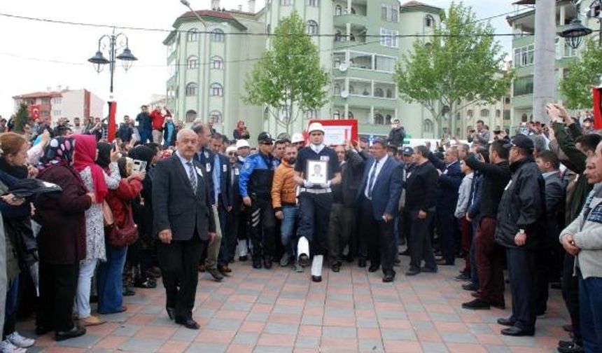 Şehit polis memuru Uğur Yıldız memleketi Kastamonu&#039;da yaklaşık 10 bin kişinin katıldığı törenin ardından, gözyaşları içerisinde toprağa verildi. Gürkan YILMAZ DHA
