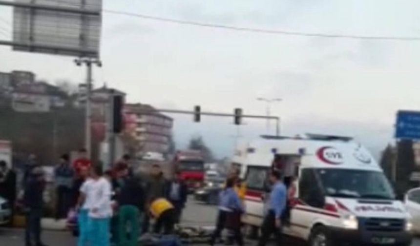 BARTIN&#039;da, yolun karşısına geçerken otomobilin çarptığı 40 yaşındaki Kadriye Baydar ve 2 yaşındaki kızı Şevval Baydar yaralandı. Ayhan ACAR DHA