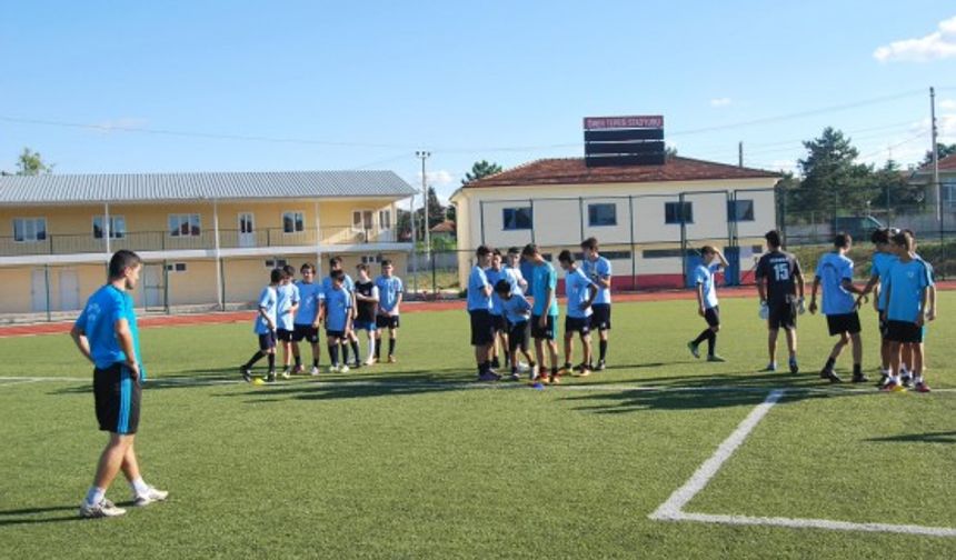 Yeni sezon hazırlıklarına  start veren Kemerspor, alt kategorilerde yeni başarılar elde etmek istiyor. 2013-2014 Sezonunu Ömertepesi sentetik saha’da açan Kemerspor, ilk çalışmasını da gerçekleştirdi.