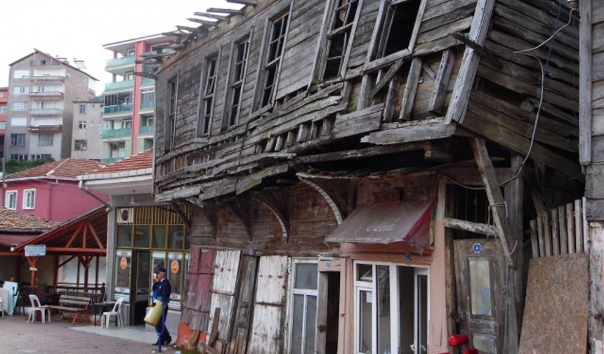 Bartın&#039;ın Kurucaşile Belediyesi, vatandaşların şikayeti üzerine Aşağı Çarşı mevkiindeki metruk binayı yıktı.
