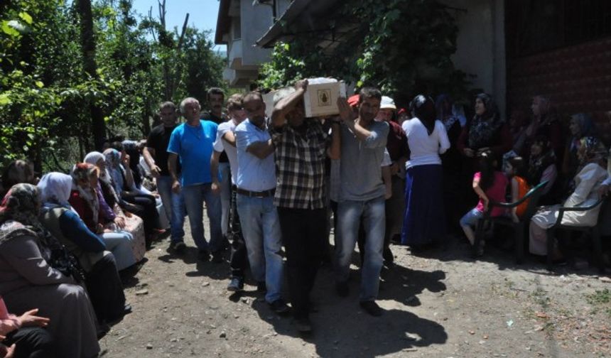 ANKARA’nın Nallıhan ilçesindeki özel bir firmaya ait maden ocağında hayatını kaybeden, 37 yaşındaki Macit Yüksel gözyaşları arasında toprağa verildi. Ayhan ACAR DHA