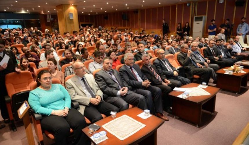 BARTIN ÜNİVERSİTESİ BİLİMSEL ARAŞTIRMALAR KULÜBÜ TARAFINDAN ÜNİVERSİTENİN KONFERANS SALONUNDA "TÜRKİYE'NİN ENERJİ SORUNU VE NÜKLEER ENERJİ" KONULU KONFERANS DÜZENLENDİ. (AKİF YAMAN/BARTIN-İHA)