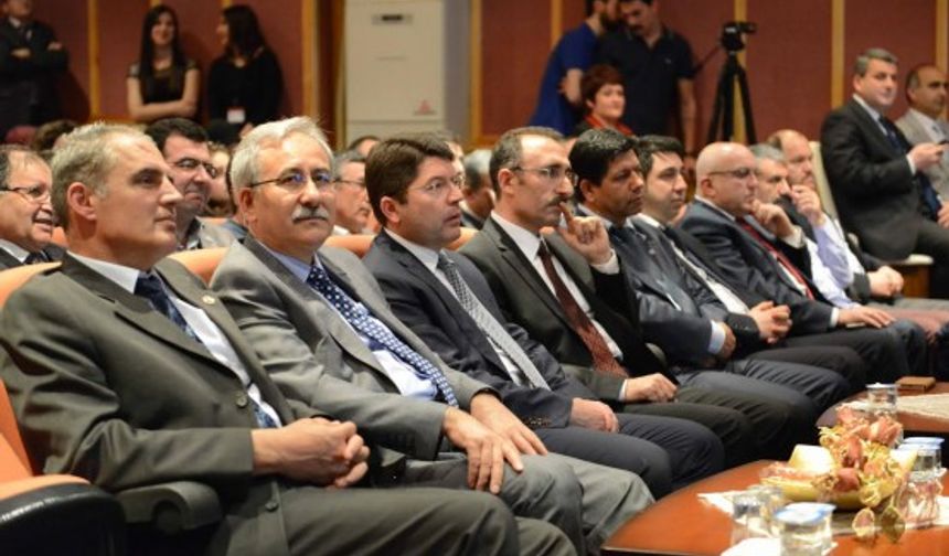 BARTIN ÜNİVERSİTESİ BİLİMSEL ARAŞTIRMALAR KULÜBÜ TARAFINDAN ÜNİVERSİTENİN KONFERANS SALONUNDA "TÜRKİYE'NİN ENERJİ SORUNU VE NÜKLEER ENERJİ" KONULU KONFERANS DÜZENLENDİ.
