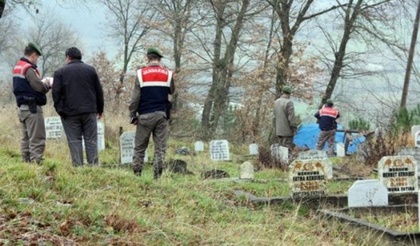 BARTIN’IN YANAZ KÖYÜNDE YAŞANAN BİR HIRSIZLIK OLAYI GÖRENLERE HAYRETE DÜŞÜRDÜ. HIRSIZLARIN KÖYÜN KURAN KURSUNDA BULUNAN DEPODAN ODUN VE KÖMÜR ÇALDIKLARI TESPİT EDİLDİ. (MUSTAFA KURT/BARTIN-İHA)