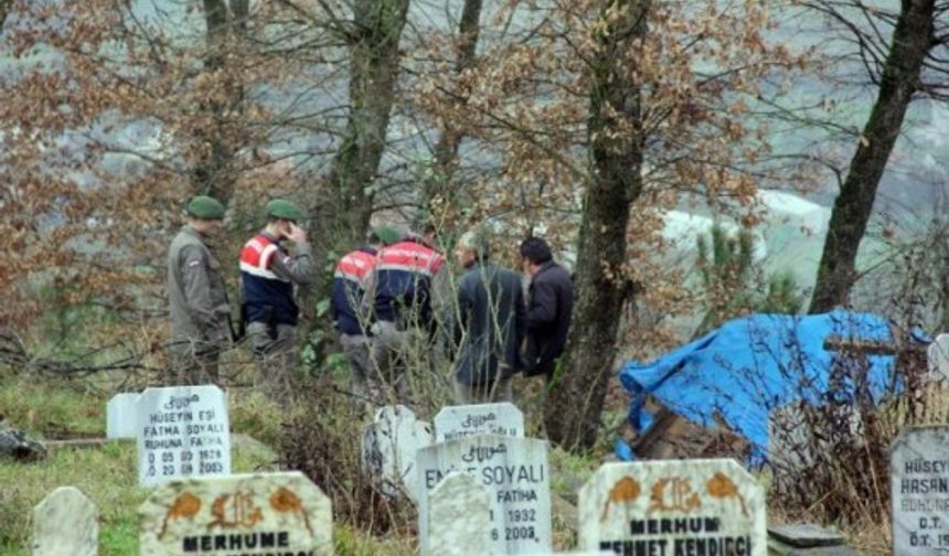 BARTIN’IN YANAZ KÖYÜNDE YAŞANAN BİR HIRSIZLIK OLAYI GÖRENLERE HAYRETE DÜŞÜRDÜ. HIRSIZLARIN KÖYÜN KURAN KURSUNDA BULUNAN DEPODAN ODUN VE KÖMÜR ÇALDIKLARI TESPİT EDİLDİ. (MUSTAFA KURT/BARTIN-İHA)