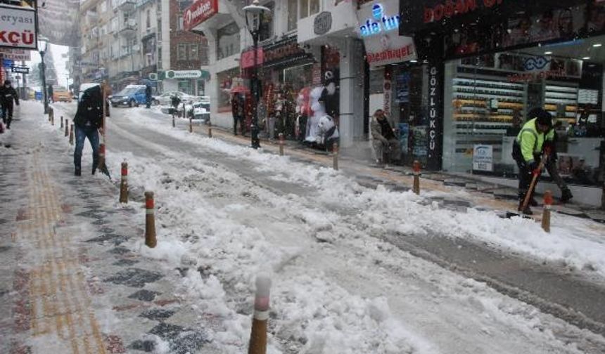 Kentte önceki gece başlayan kar yağışı, etkisini sürdürüyor. Kent merkezinde kar kalınlığı 30 santimetreye, Ulus ilçesinin yüksek kesimlerinde de 70 santimetreye ulaştı.