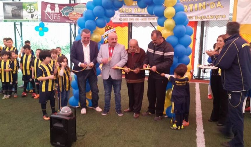 Arena Halı Saha Tesisleri&#039;nde Bartın Fenerbahçe Futbol Okulunun açılış töreni yapıldı.