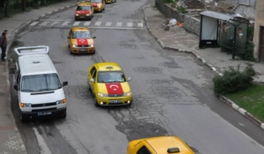 BARTIN Şoförler ve Otomobilciler Odası’na bağlı 200 araç şehitler için ‘saygı’ konvoyu düzenledi. Ayhan ACAR DHA