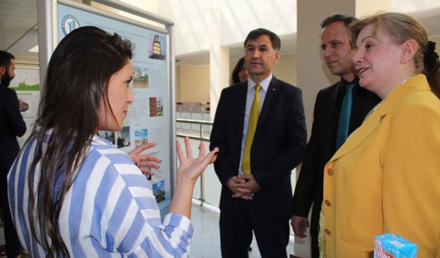 Bartın Üniversitesi Mühendislik Fakültesi son sınıf öğrencileri düzenledikleri sergide projelerini tanıttı.