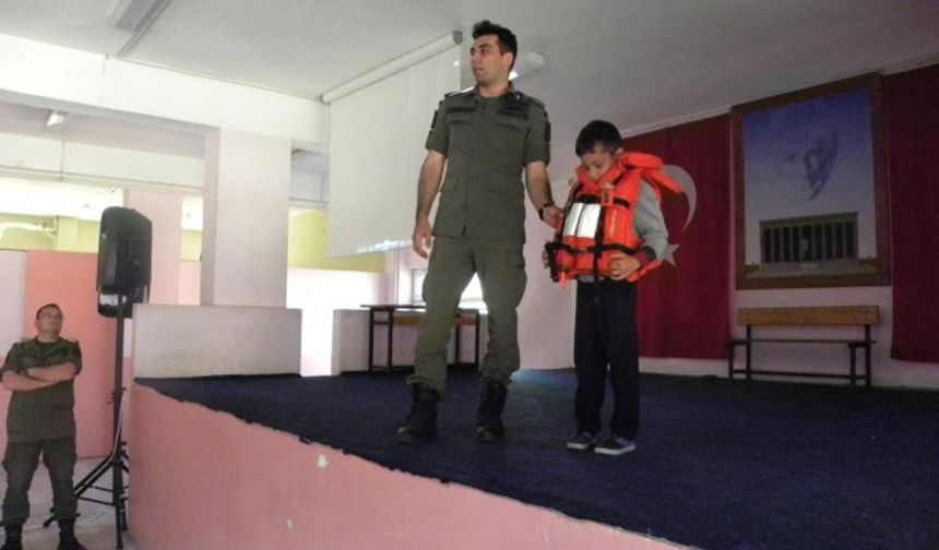 Amasra Sahil Güvenlik Komutanlığı Arama Kurtarma Birimi DEGAK özel timi-3 okullarda öğrencilere çeken akıntı ile ilgili bilgiler veriyor.  Ayhan aCAR DHA