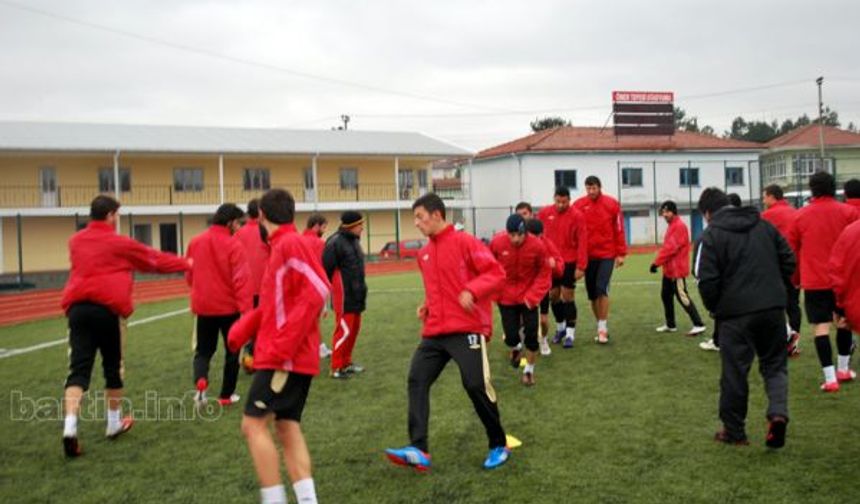 Bartınspor dün Sorgun maçının hazırlıklarını yağmur altında yaptığı idmanla tamamladı. Son antrenmanda oyuncuların istekli olduğu gözlenirken, Bartınspor başkanı Ercan Aydın futbolcuların maç başı primlerinin ödendiğini açıkladı.