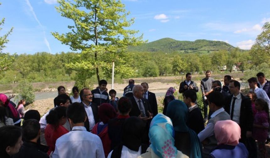 Çevre ve Şehircilik Bakanlığı tarafından 1-7 Mayıs tarihleri arasında düzenlenecek olan ’Temiz Çevrem’ kampanyası kapsamında, Kozcağız’da 4 Mayıs Pazartesi günü, vatandaşların ve öğrencilerin katılımıyla çevre temizliği yapıldı.