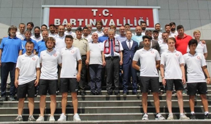 Bartınspor Kulübü Başkanı Mehmet Bulut, Yönetim Kurulu Üyeleri ve futbolcular, Bartın Valisi Nusret Dirim&#039;i ziyaret etti