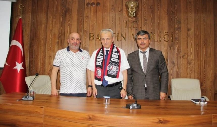 Bartınspor Kulübü Başkanı Mehmet Bulut, Yönetim Kurulu Üyeleri ve futbolcular, Bartın Valisi Nusret Dirim&#039;i ziyaret etti