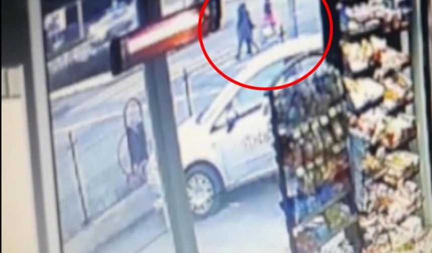BARTIN&#039;da, yolun karşısına geçerken otomobilin çarptığı 40 yaşındaki Kadriye Baydar ve 2 yaşındaki kızı Şevval Baydar yaralandı. Ayhan ACAR DHA