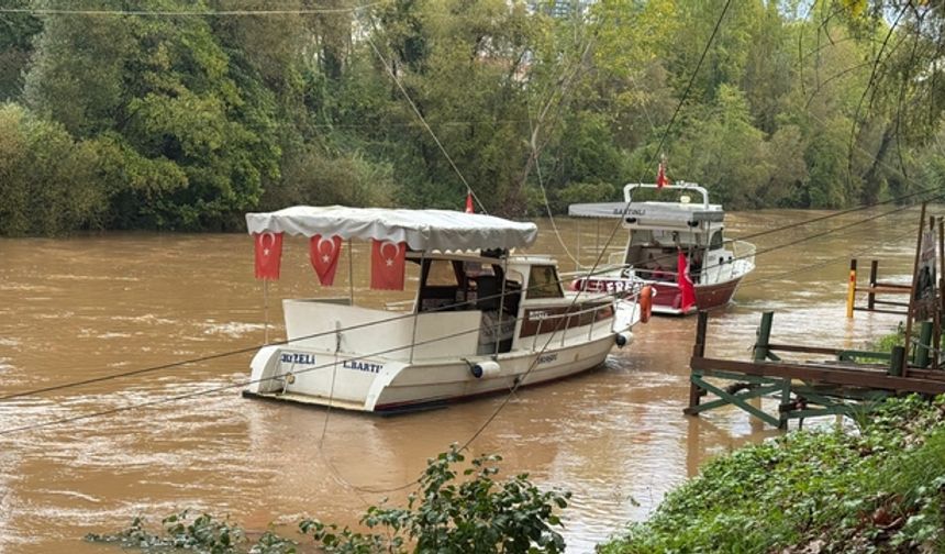 Bartın Irmağı 2 metre yükseldi, 8 köy yolu kapandı