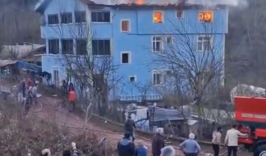 BARTIN’da 3 katlı binanın son katında çıkan yangın itfaiyenin 1 saatlik çalışmasının ardından söndürüldü. Binada yaşayan çift itfaiye gelmeden apartmanı boşalttı.
