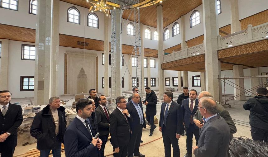 Bartın'a gelen Adalet Bakanı Yılmaz Tunç, Bartın Üniversitesi Yazıcılar Kampüsü yanında yapımı devam eden Fatih Sultan Mehmet Camii inşaatınında incelemelerde bulundu.