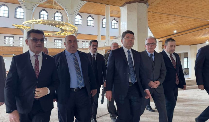 Bartın'a gelen Adalet Bakanı Yılmaz Tunç, Bartın Üniversitesi Yazıcılar Kampüsü yanında yapımı devam eden Fatih Sultan Mehmet Camii inşaatınında incelemelerde bulundu.