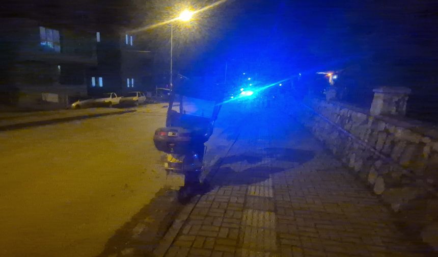 Bartın'da seyir halindeki motosiklet yolun ortasında yürüyen kişiye çarptı. Zihinsel engelli olduğu öğrenilen şahıs hastaneye kaldırıldı.