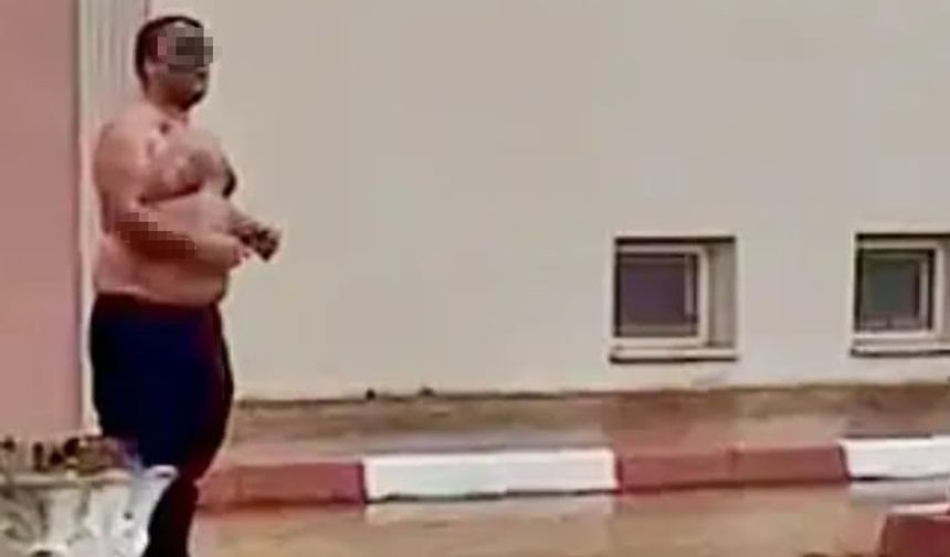 Edinilen bilgiye göre Bartın'da sabah saatlerinde elinde kesici aletle yarı çıplak halde belediye binası önüne gelen şahıs, bağırmaya başladı. Başkan Kandırıldığını söyleyerek Başkan Yalçınkaya'nın kendisine iş sözü verdiğini ileri süren S.B, Başkan Yalçınkaya'yı dışarı çağırdı. Olay yerine gönderilen polis ekipleri çevrede güvenlik tedbiri aldı. Soğuk havaya rağmen yarı çıplak halde eylem yapan şahıs, polis tarafından ikna edilmeye çalışıldı. 