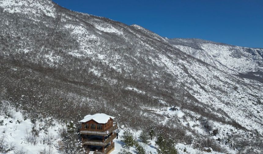 BARTIN ile Kastamonu sınırları içerisinde yer alan Küre Dağları Milli Parkı, 3 gün yağan karın ardından eşsiz güzelliğe büründü. Milli parktaki manzara, havadan dronla görüntülendi.