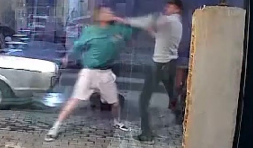 Olay, dün saat 19.00 sıralarında Kemer Köprü Mahallesi'ndeki bir kafede meydana geldi. İş yeri sahibi Onur Ç. ile müşteri Berkay K. arasında henüz bilinmeyen nedenle tartışma çıktı.