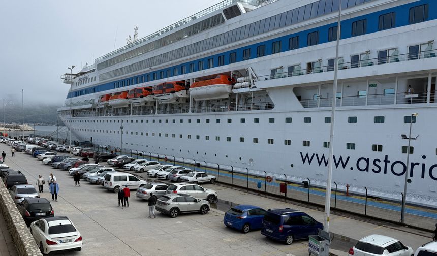 Ramazan Bayramı'nın ikinci gününde kentin tarihi ve turistik ilçesi Amasra'ya tatilciler akın etti. İlçe merkezine girişte uzun araç kuyrukları oluştu.