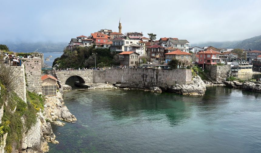 BARTIN'ın tarihi ve turistik ilçesi Amasra'da, bayram tatilinin 2'nci ve 3’üncü gününde ziyaretçi akınına uğradı