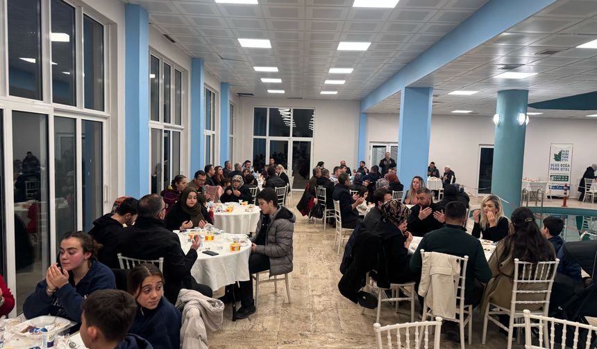 İlçede belediye tarafından işletilen Doğa park otelin restoranında düzenlenen iftara AK Parti Ulus İlçe Başkanı Hikmet Çalık, İl Genel Meclis Üyesi Cumhur Işık, belediye meclis üyeleri, belediye personeli ve aileleri katıldı