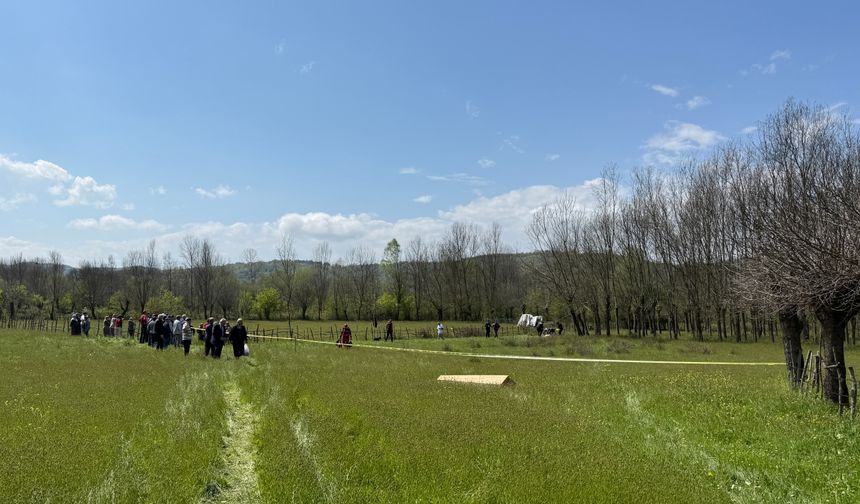 BARTIN'da, oğlu ile birlikte budama yaparken çıktığı çınar ağacında kalp krizi geçiren Hasan Erdoğan (69) hayatını kaybetti. Erdoğan’ın yaklaşık 5 metre yükseklikteki cenazesini itfaiye ekipleri indirdi